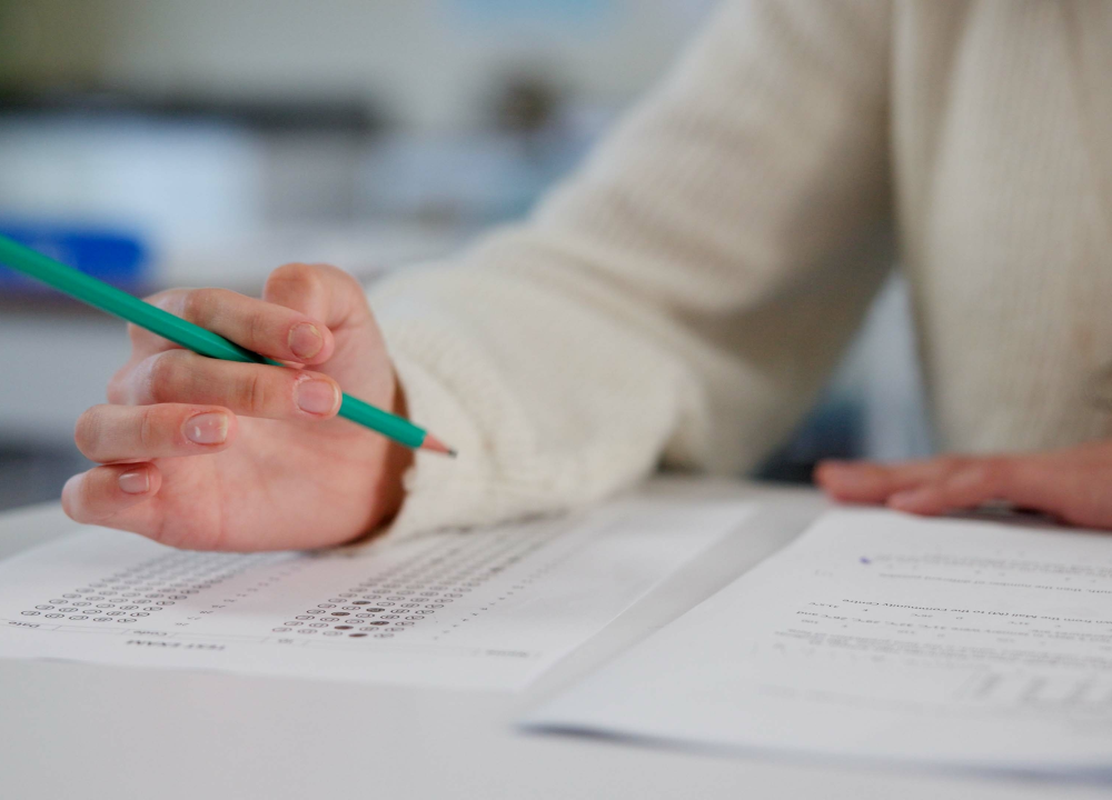 Estudante fazendo uma prova, assunto que faz parte da pauta de saúde mental na educação.