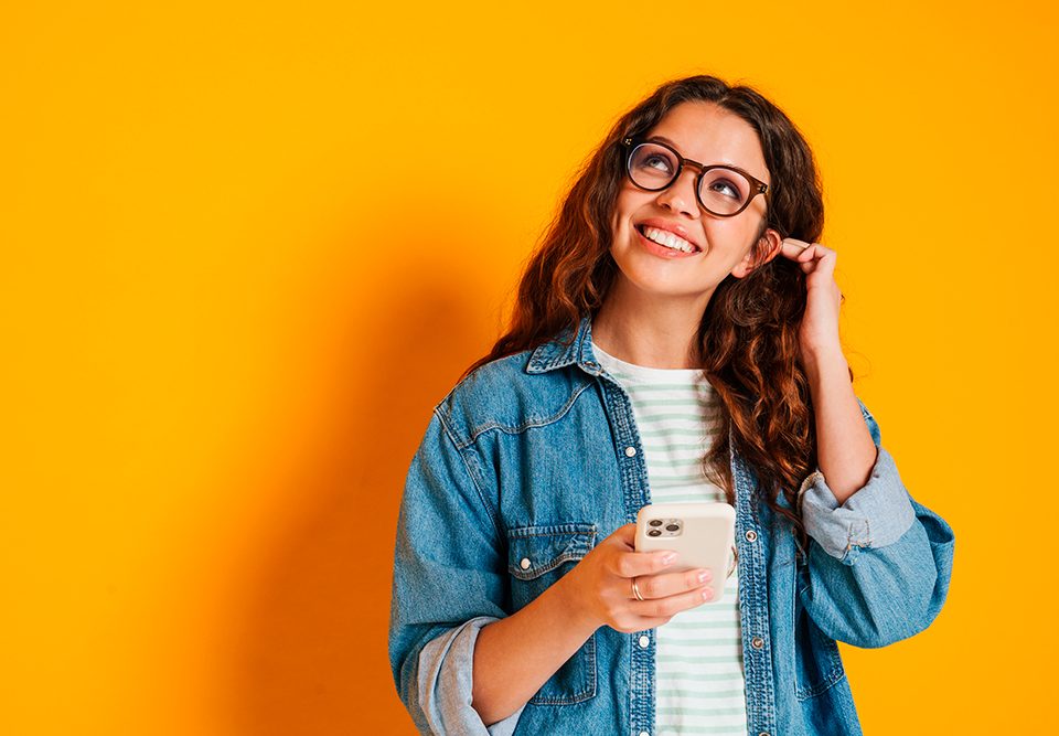 Menina que faz parte da geração Z fazendo compras online