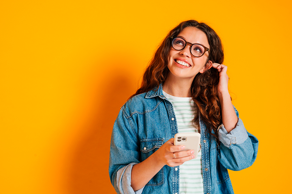 Menina que faz parte da geração Z fazendo compras online