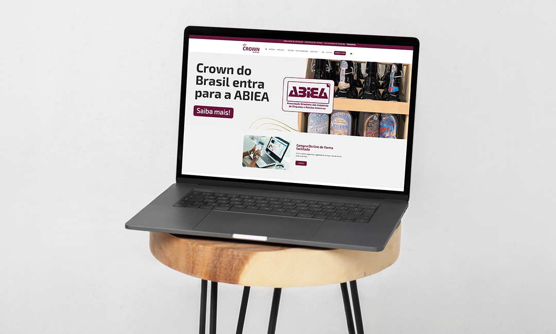Notebook exibindo a notícia da entrada da Crown do Brasil na ABIEA