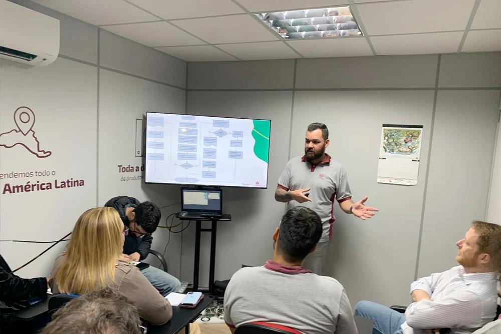Apresentação em sala de reunião, com projeção de um mapa da América Latina