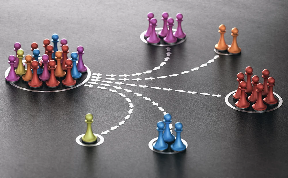 Peças de xadrez coloridas com setas indicando caminhos diferentes