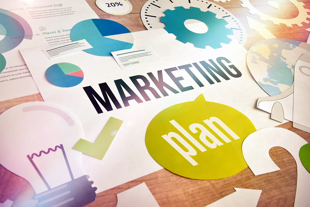 Colagem com a palavra marketing e ícones de planejamento
