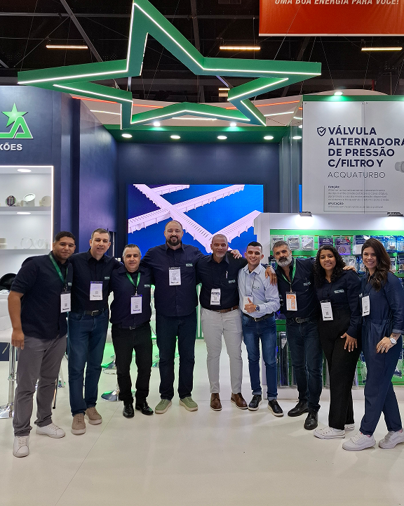 Equipe da Estrela reunida em frente ao estande na feira